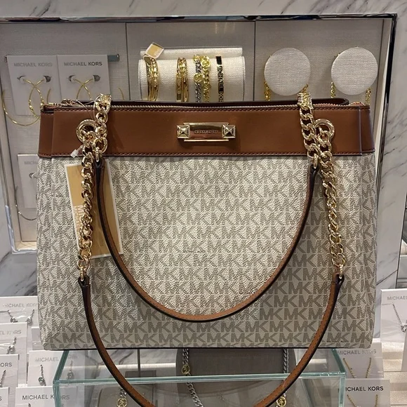 Michael Kors Whitney Medium Signature Logo Tote Bag
Vanilla
NWT - Picture 7 of 16